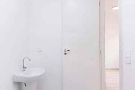 Apartamento à venda com 42m², 2 quartos e 1 vaga Apartamento à venda com 42m², 2 quartos e 1 vagaBanheiro com pia e torneira em um ambiente branco e minimalista.