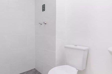 Apartamento à venda com 42m², 2 quartos e 1 vaga Apartamento à venda com 42m², 2 quartos e 1 vagaBanheiro com piso de porcelanato e vaso sanitário branco.