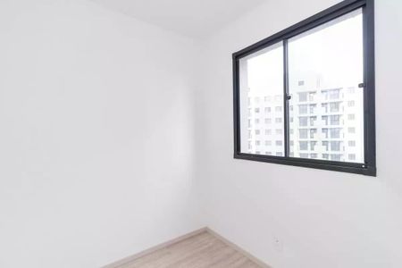 Apartamento à venda com 42m², 2 quartos e 1 vaga Apartamento à venda com 42m², 2 quartos e 1 vagaJanela com vista para um prédio de apartamentos moderno e branco.