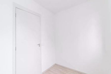 Porta branca em uma parede branca, com um piso de madeira claro. de apartamento à venda com 2 quartos, 42m² em Cidade Antônio Estêvão de Carvalho, São Paulo