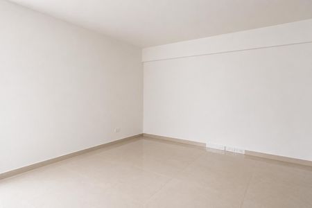 Sala com paredes brancas e piso de porcelanato, iluminada por luz natural e artificial. de apartamento à venda com 2 quartos, 66m² em Jardim São Paulo, São Paulo
