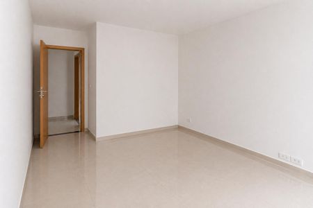 Espaço de entrada com porta de madeira e piso de porcelanato. de apartamento à venda com 2 quartos, 66m² em Jardim São Paulo, São Paulo