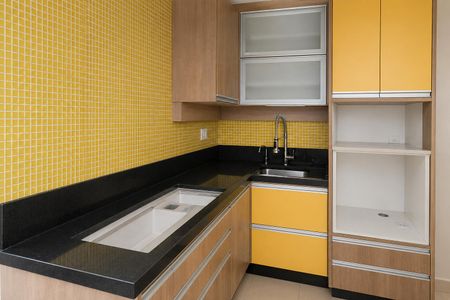 Cozinha com móveis de madeira e azulejos amarelos no fundo. de apartamento à venda com 2 quartos, 66m² em Jardim São Paulo, São Paulo