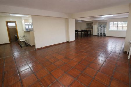 Banheiro com piso de azulejo e móveis simples, iluminado por luzes brancas. de apartamento à venda com 2 quartos, 66m² em Jardim São Paulo, São Paulo