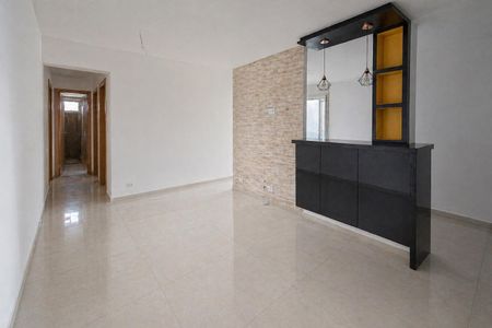 Espaço amplo e iluminado com piso de porcelanato e armário de madeira escuro. de apartamento à venda com 2 quartos, 66m² em Jardim São Paulo, São Paulo