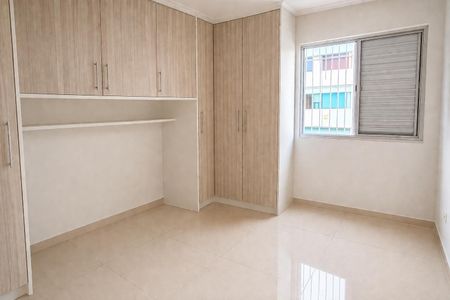 Cuarto com armários e móveis de madeira, piso de porcelanato e janela com persianas de alumínio. de apartamento à venda com 2 quartos, 66m² em Jardim São Paulo, São Paulo