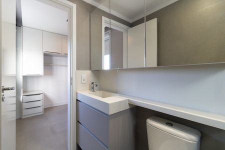 Apartamento à venda com 69m², 2 quartos e 2 vagas Apartamento à venda com 69m², 2 quartos e 2 vagasBanheiro da Suíte