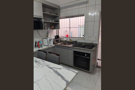 Cozinha de casa à venda com 2 quartos, 150m² em Jardim Caguassu, São Paulo