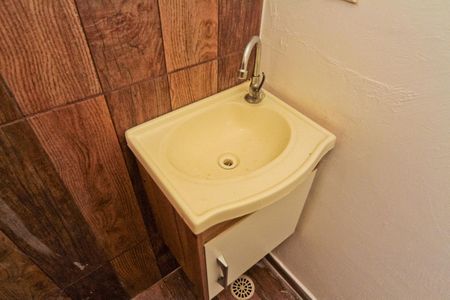 Banheiro de casa para alugar com 1 quarto, 40m² em Jardim Regina, São Paulo