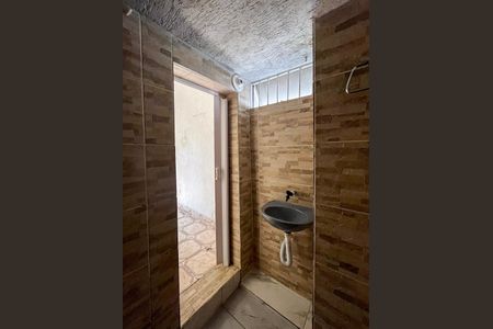 Banheiro de casa para alugar com 1 quarto, 28m² em Vila Moraes, São Paulo