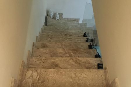 Escada de casa à venda com 3 quartos, 160m² em Ferreira, São Paulo