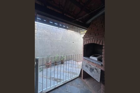 Casa à venda com 160m², 5 quartos e 2 vagas Casa à venda com 160m², 5 quartos e 2 vagasÁrea de serviço-churrasqueira