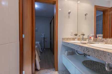 Apartamento à venda com 180m², 4 quartos e 4 vagasBanheiro