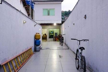 Casa para alugar com 3 quartos, 300m² em Santa Terezinha, Mesquita