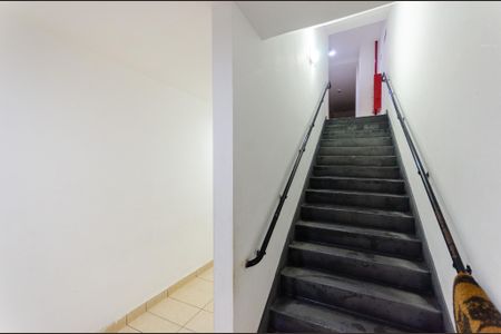 Apartamento para alugar com 47m², 2 quartos e sem vagaEscada
