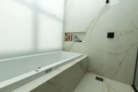 Casa de condomínio à venda com 421m², 4 quartos e 4 vagas Casa de condomínio à venda com 421m², 4 quartos e 4 vagasBANHEIRO SUITE MASTER