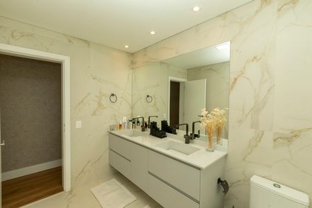 Casa de condomínio à venda com 421m², 4 quartos e 4 vagas Casa de condomínio à venda com 421m², 4 quartos e 4 vagasBANHEIRO SUITE MASTER