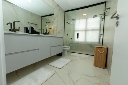 Casa de condomínio à venda com 421m², 4 quartos e 4 vagas Casa de condomínio à venda com 421m², 4 quartos e 4 vagasBANHEIRO SUITE MASTER