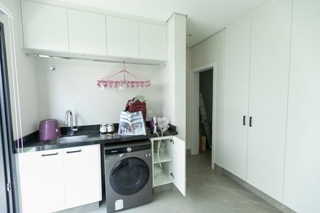 Casa de condomínio à venda com 421m², 4 quartos e 4 vagas Casa de condomínio à venda com 421m², 4 quartos e 4 vagasLAVANDERIA