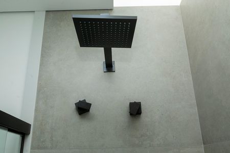 Casa de condomínio à venda com 421m², 4 quartos e 4 vagas Casa de condomínio à venda com 421m², 4 quartos e 4 vagasBANHEIRO SUITE 1