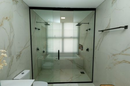 Casa de condomínio à venda com 421m², 4 quartos e 4 vagas Casa de condomínio à venda com 421m², 4 quartos e 4 vagasBANHEIRO SUITE MASTER