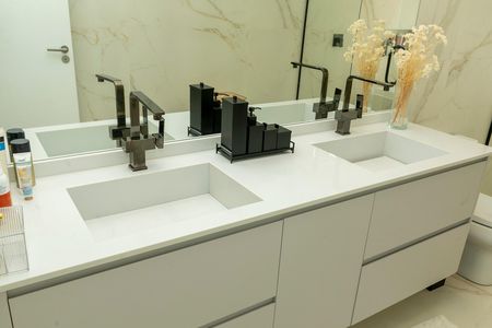 Casa de condomínio à venda com 421m², 4 quartos e 4 vagas Casa de condomínio à venda com 421m², 4 quartos e 4 vagasBANHEIRO SUITE MASTER