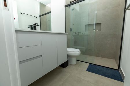 Casa de condomínio à venda com 421m², 4 quartos e 4 vagas Casa de condomínio à venda com 421m², 4 quartos e 4 vagasBANHEIRO SUITE 1