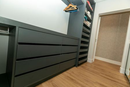 Casa de condomínio à venda com 421m², 4 quartos e 4 vagas Casa de condomínio à venda com 421m², 4 quartos e 4 vagasCLOSET SUITE MASTER