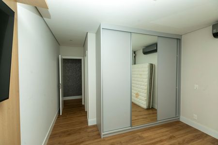 Casa de condomínio à venda com 421m², 4 quartos e 4 vagas Casa de condomínio à venda com 421m², 4 quartos e 4 vagasSUITE 1