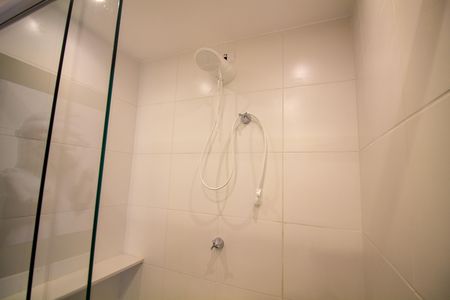 Banheiro de kitnet/studio para alugar com 1 quarto, 25m² em Jardim das Acacias, São Paulo