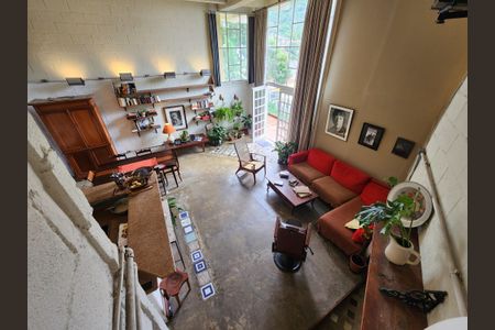 Casa à venda com 320m², 4 quartos e 2 vagas Casa à venda com 320m², 4 quartos e 2 vagasSala