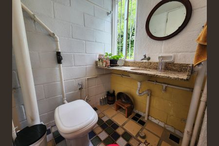 Banheiro  de casa à venda com 4 quartos, 320m² em Cosme Velho, Rio de Janeiro