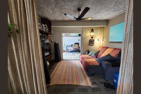 Casa à venda com 320m², 4 quartos e 2 vagas Casa à venda com 320m², 4 quartos e 2 vagasSala