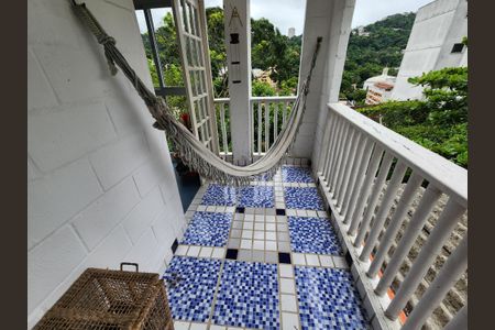 Casa à venda com 320m², 4 quartos e 2 vagas Casa à venda com 320m², 4 quartos e 2 vagasVaranda