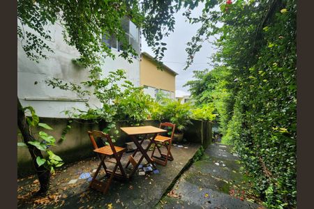 Casa à venda com 320m², 4 quartos e 2 vagas Casa à venda com 320m², 4 quartos e 2 vagasVaranda