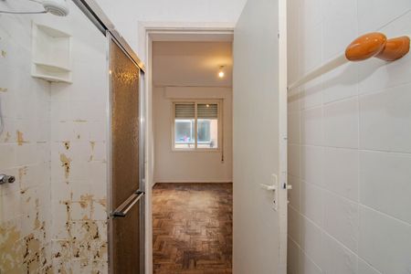 Banheiro de kitnet/studio à venda com 1 quarto, 35m² em Petrópolis, Porto Alegre