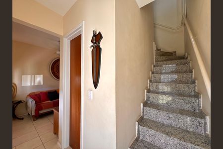 Casa de condomínio à venda com 84m², 3 quartos e 1 vaga Casa de condomínio à venda com 84m², 3 quartos e 1 vagaEscada