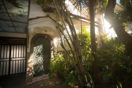 Casa à venda com 281m², 3 quartos e 2 vagasFachada