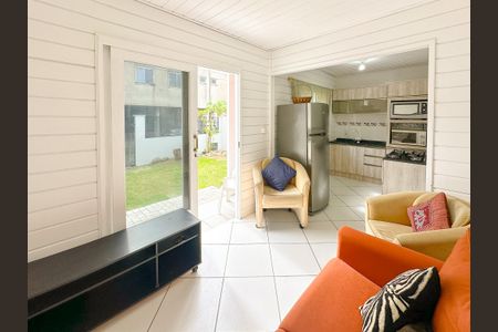 Sala de casa para alugar com 2 quartos, 140m² em Santinho, Florianópolis