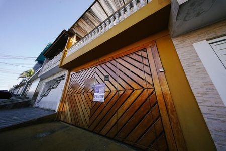 Casa à venda com 125m², 2 quartos e 2 vagas Casa à venda com 125m², 2 quartos e 2 vagasFachada