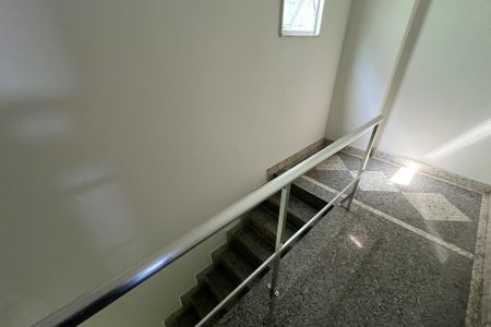 Casa de condomínio para alugar com 80m², 2 quartos e sem vagaEscadas