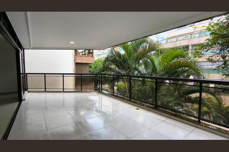 Apartamento à venda com 181m², 3 quartos e 2 vagas Apartamento à venda com 181m², 3 quartos e 2 vagasVaranda