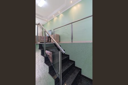 Casa para alugar com 100m², 3 quartos e 2 vagasEscada