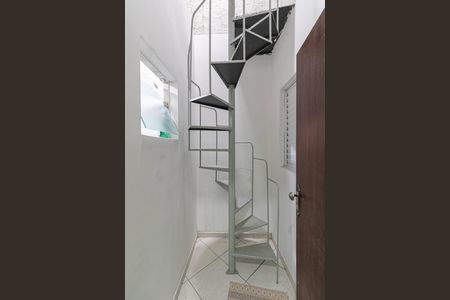 Casa para alugar com 100m², 3 quartos e 2 vagasEscada