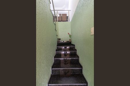 Casa para alugar com 100m², 3 quartos e 2 vagasEscada