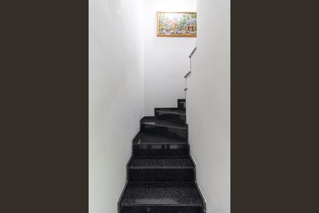 Casa para alugar com 100m², 3 quartos e 2 vagasEscada