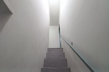 Casa à venda com 250m², 4 quartos e 2 vagas Casa à venda com 250m², 4 quartos e 2 vagasEscada