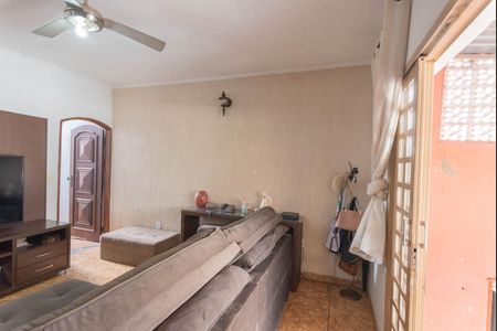 Casa à venda com 200m², 3 quartos e 2 vagasSala