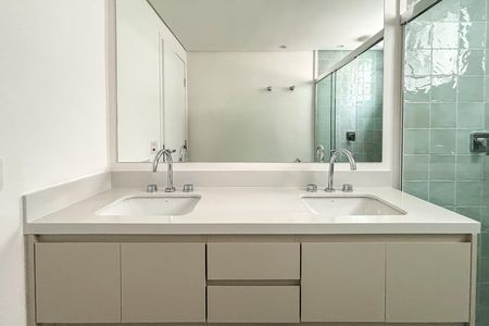Apartamento à venda com 141m², 3 quartos e 1 vaga Apartamento à venda com 141m², 3 quartos e 1 vagaBanheiro da Suíte