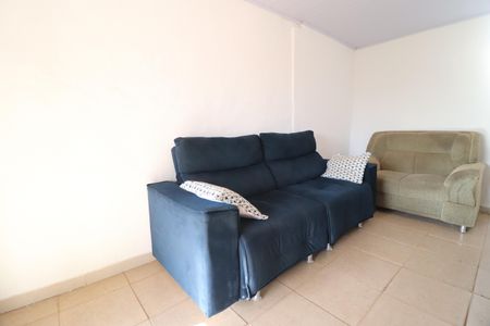 Casa para alugar com 60m², 2 quartos e 2 vagasSala